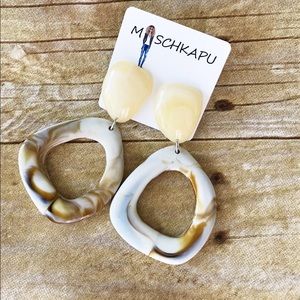 IVORY ACRYLIC EARRINGS (J9)